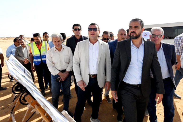 وزير الإسكان يتفقد الطرق والمرافق بمنطقة الأمل بمدينة العبور الجديدة IMG 20251025 WA0015