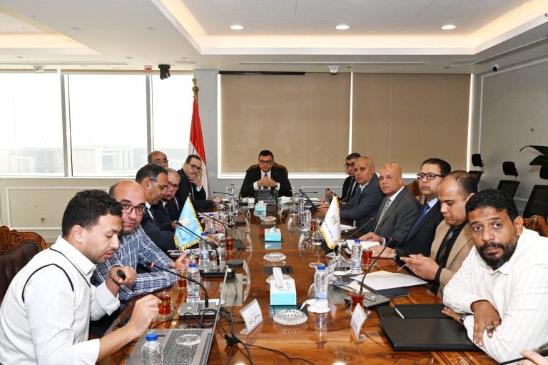 وزير الإسكان يتابع سير العمل بمشروعات الطرق والمرافق والمشروعات السكنية المتنوعة بمدينة حدائق أكتوبر IMG 20251106 WA0007