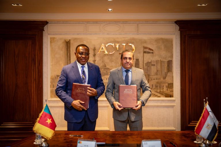العاصمة الإدارية وسفارة جمهورية الكاميرون بالقاهرة توقّعان عقد بيع قطعتي أرض لإقامة المقر الجديد للسفارة بالحي الدبلوماسي IMG 20251130 WA0011