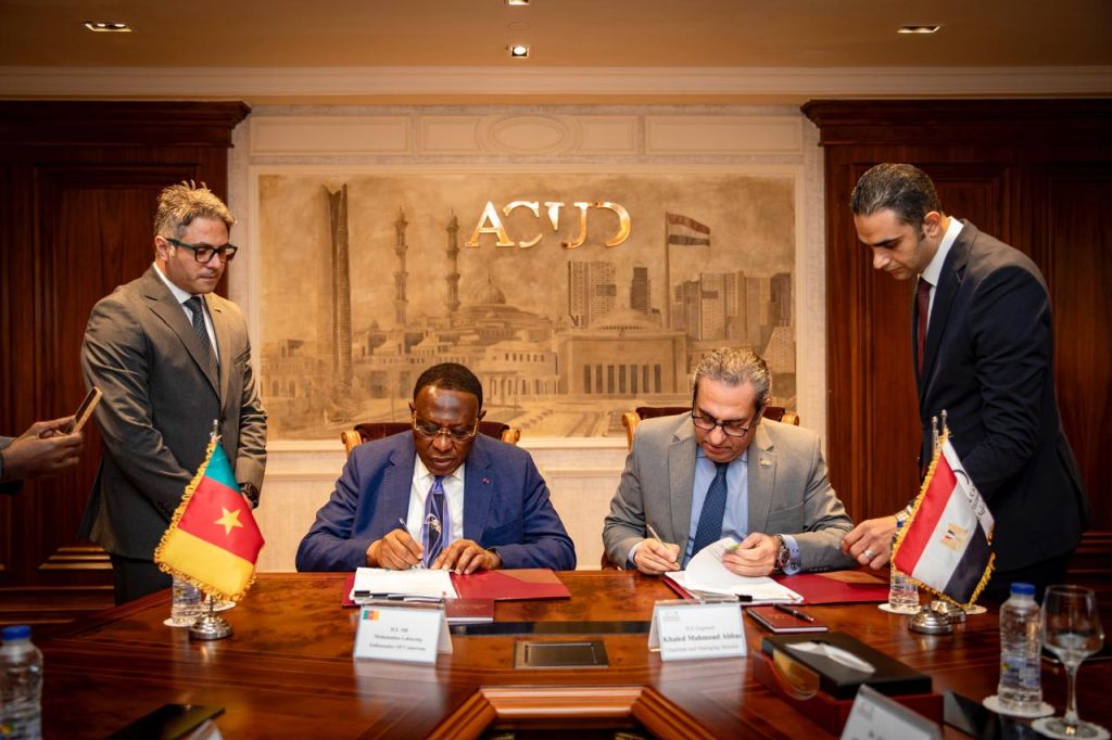 العاصمة الإدارية وسفارة جمهورية الكاميرون بالقاهرة توقّعان عقد بيع قطعتي أرض لإقامة المقر الجديد للسفارة بالحي الدبلوماسي 2 IMG 20251130 WA0014