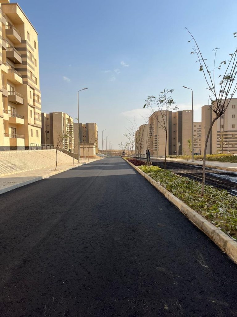 أخر مستجدات العمل بمشروعات الطرق بمواقع المبادرة الرئاسية “سكن لكل المصريين” بمدينتي حدائق أكتوبر و15 مايو IMG 20251208 WA0011