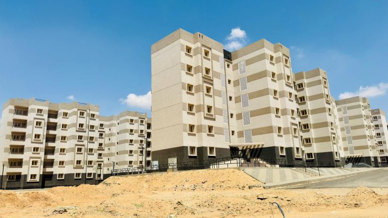 وزيرة الإسكان تتابع موقف تنفيذ وحدات «سكن لكل المصريين» بمدن 15 مايو والسادات وحدائق العاشر والعبور الجديدة IMG 20260408 WA0006
